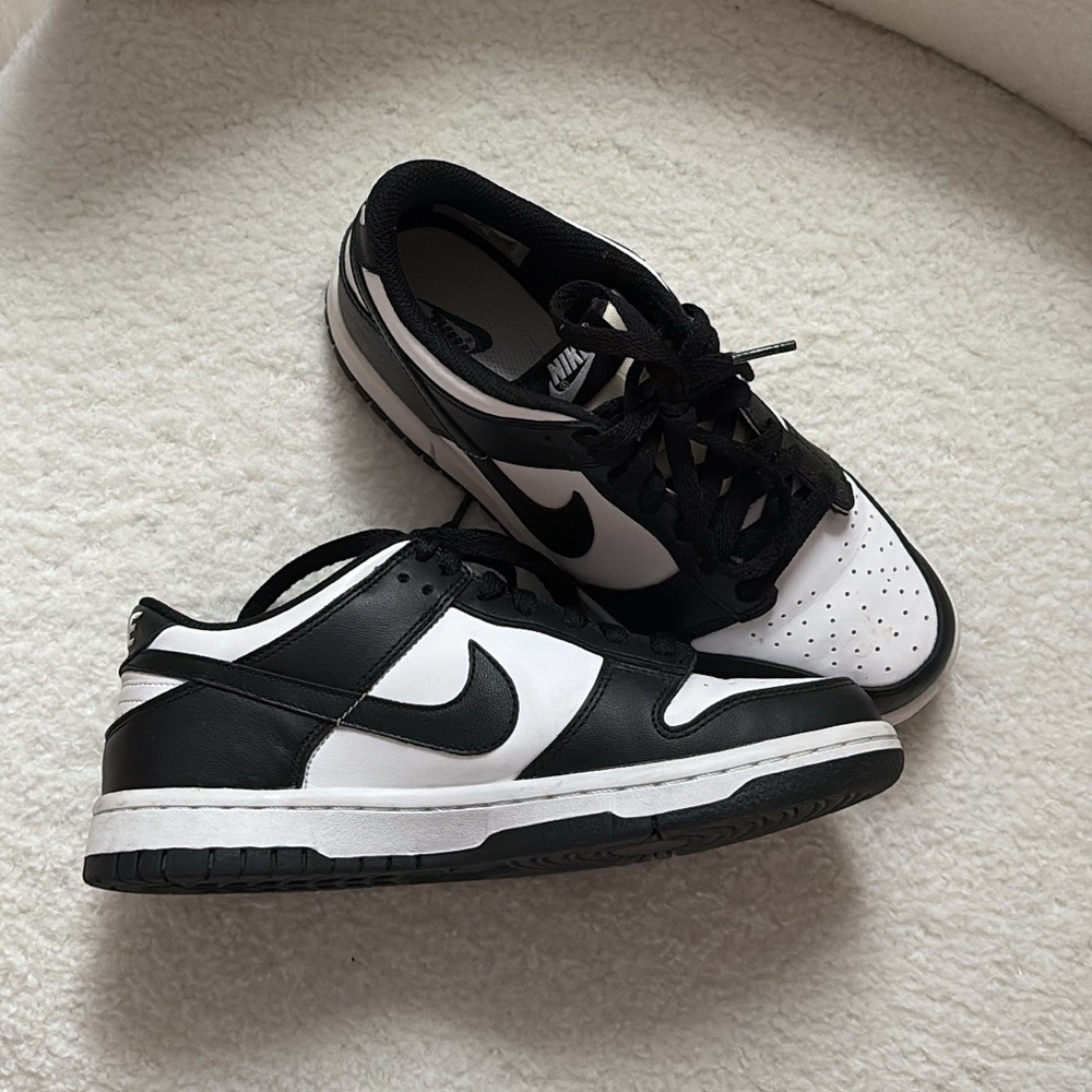 Nike Women's Black and White Athletic Shoes